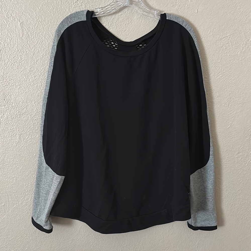 Womenâs Lane Bryant Livi Active lightweight sweatshirt Black/Gray, 14/16